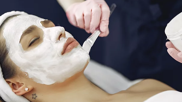 Ansiktsmask appliceras under AHA-behandling